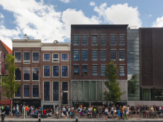 Man opgepakt na projecteren kwetsende teksten op Anne Frank Huis