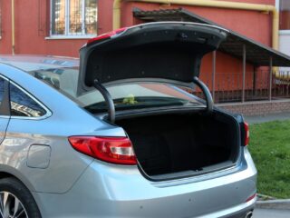 Ontvoerde taxichauffeur ontsnapt uit eigen kofferbak in Amsterdam