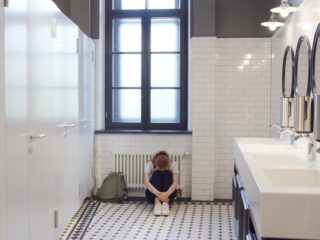 Veel kinderen weigeren om op school te poepen: “Veiligere poep omgeving bieden”