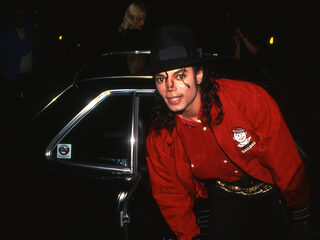 Paspoortaanvraag van Michael Jackson levert mogelijk 75.000 dollar op