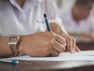 Studeren wordt vanaf september een stuk duurder, terwijl de basisbeurs omlaag gaat