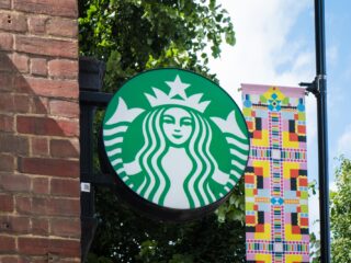 Starbucks-topman verdient bizar hoog miljoenenbedrag in vier maanden tijd