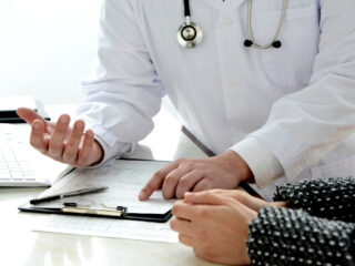 Veel vrouwen krijgen verkeerde diagnose bij dokter: "Er is onvoldoende onderzoek naar het vrouwenlichaam"