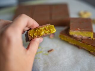 Vrouw wordt aangehouden met honderden Dubai-chocoladerepen in haar koffers