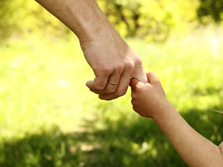 Commissie wil stop op adopties uit het buitenland na rapport over ernstige misstanden