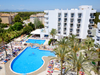 Nederlandse jongeren hangt hoge boete boven het hoofd na 'balconing' in hotel op Mallorca