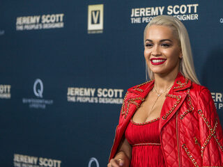 Rita Ora doneert opbrengst concert aan goede doel na overtreding coronaregels