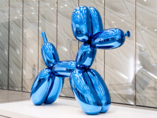 Vrouw breekt per ongeluk Jeff Koons-beeld ter waarde van 42.000 dollar