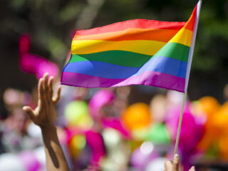 Het Russische parlement stemt voor uitbreiding verbod lhbtqia+-uitingen in openbaar