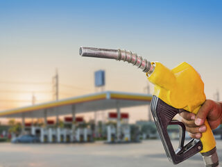 Slapend koppel in auto opgepakt na 24 keer tanken zonder te betalen