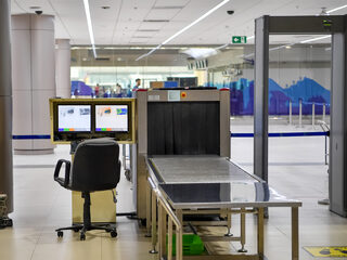 Chaos op vliegveld nadat familie per ongeluk niet-ontplofte bom inpakt