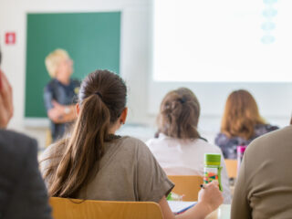 Franse jongen (14) opgepakt om doodsbedreigingen aan meisje omdat ze trans is
