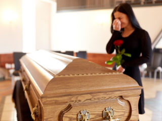 Bizar: dode vrouw valt uit rijdende lijkwagen en belandt op de weg