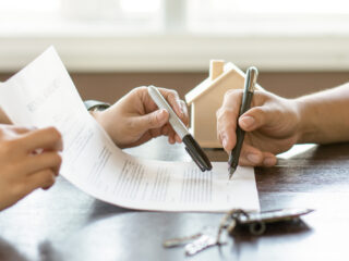 Bizarre huuradvertentie: "12 uur per week huishoudelijke hulp"