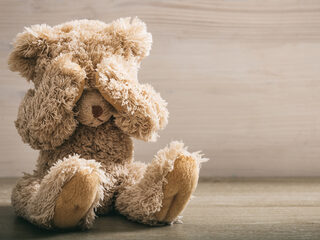 Oppas misbruikte zeven jonge kinderen in opdracht van haar vriend