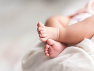 Vader opgepakt wegens doodslag van zijn twee weken oude baby