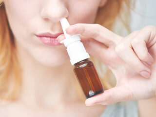 Virologen ontwikkelen neusspray die 24 uur beschermt tegen corona