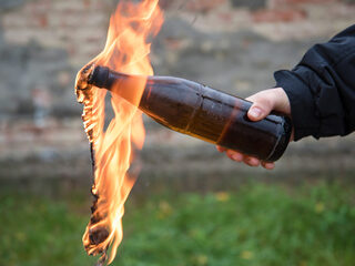 Groningse journalist krijgt molotovcocktail door zijn raam gegooid