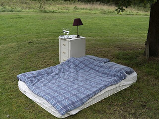 YouTubers maken slechtste Airbnb ooit en die wordt nog geboekt ook