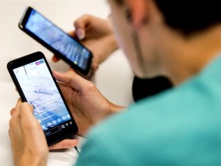 Minister onderzoekt mogelijk smartphoneverbod in de klas