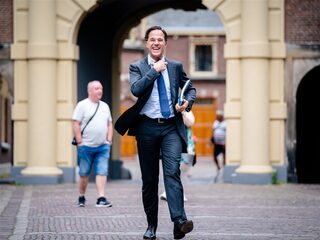 Sms'jes van Rutte over coronabeleid openbaar gemaakt