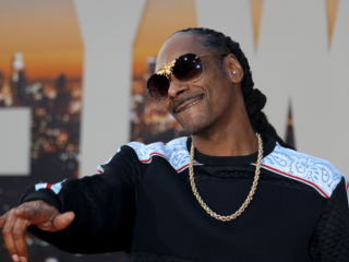 Snoop Dogg onder vuur omdat hij in bijzijn van kleinkinderen joint in handen heeft