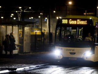 Personeel regionale bussen en treinen gaat volgende week weer staken