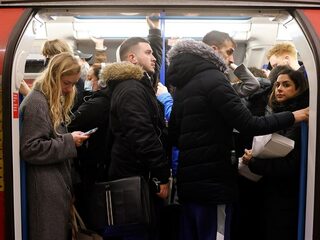 Londense politie pakt mensen op die 'opdringerig staren' in de metro