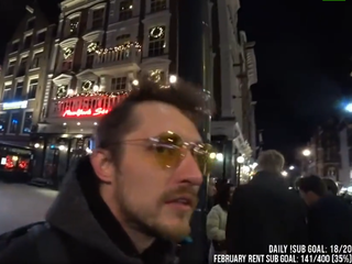 Politie zoekt man die streamer wurgde tijdens livestream op Leidseplein