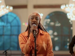 Leer de Nigeriaanse Tems beter kennen met haar betoverende Tiny Desk Concert