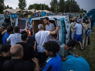 Politie neemt eerder uitgedeelde tenten aan asielzoekers in beslag