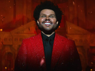 Botox-versie van The Weeknd heeft boodschap voor Grammy-organisatie in videoclip 'Save Your Tears'