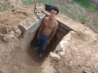 Spaanse tiener bouwt in zes jaar ondergrondse 'man cave' na ruzie met ouders