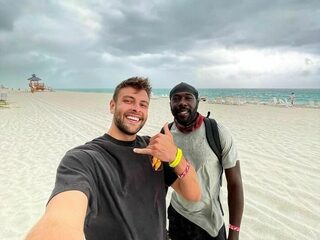 Tiktokker wordt door challenge beste vrienden met dakloze man en haalt 10k voor hem op