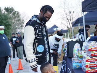 Travis Scott deelt duizenden kerstcadeautjes uit aan kinderen in Houston