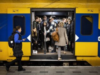 'Reizen met de trein voor mensen met een beperking bijna niet te doen'