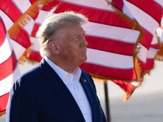 Donald Trump aangeklaagd voor betalen van zwijggeld aan porno-actrice