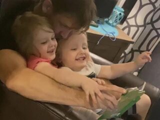 4-jarige tweeling dood gevonden in houten speelgoedkist