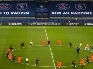 Statements op het voetbalveld, maar wat wordt er écht gedaan tegen racisme?