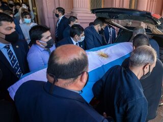 Uitvaartmedewerker ontslagen nadat hij foto maakt met lichaam Maradona