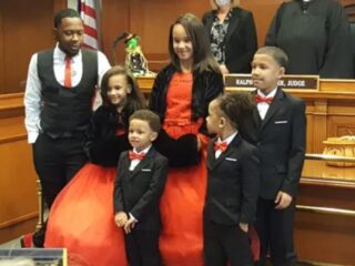 Alleenstaande vader adopteert vijf pleegkinderen zodat ze samen kunnen blijven