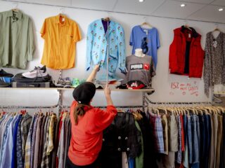 Met een klein budget toch een leuke, duurzame outfit dragen: zo doe je dat