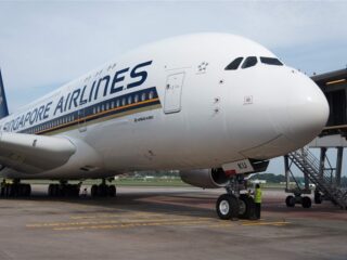 Honderden mensen boeken vliegtuigmaaltijd in stilstaand toestel