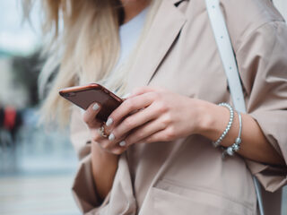 Vrouw betrapt vriend op vreemdgaan na Insta-speurwerk en gaat viral