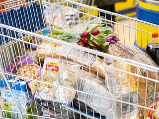 Vrouw in bijstand die boodschappen kreeg moet deel van boete betalen