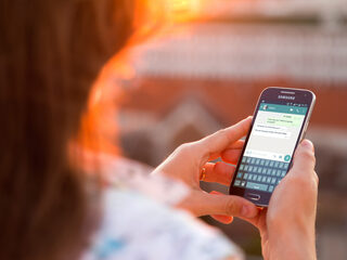 Vrouw pakt mannen die haar vader oplichtten via WhatsApp op slimme manier terug