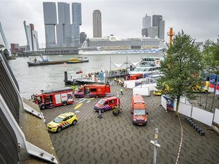 Watertaxi botst met boot onder Erasmusbrug, zes mensen uit het water gered