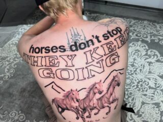 Fan van Young Thug zet gigantische tattoo met verkeerde lyrics op rug: "Daarom praat ik nu duidelijker"