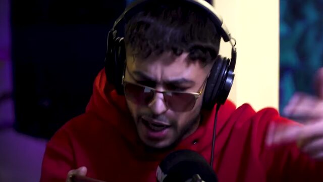 Seffelinie is terug en komt met vuur tijdens sessie bij Yous!