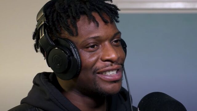 Pinas laat zijn nieuwe tunes horen tijdens sessie bij Yous!